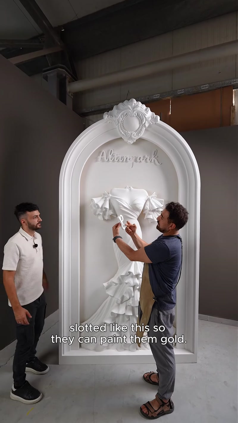 Basorelief cu rochie de mireasă într-o arcadă iluminată