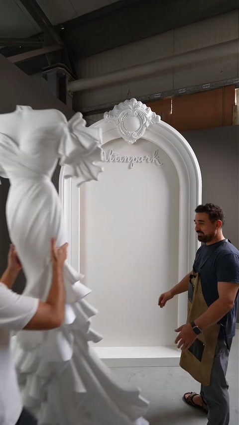 Elementul sculptural în formă de rochie este adus lângă arcadă.