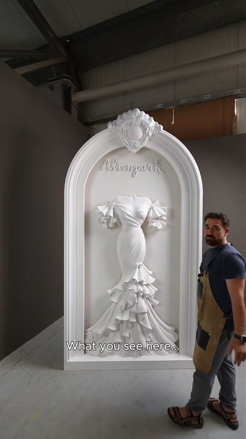 Rochia în relief apare poziționată central în nișa decorativă.