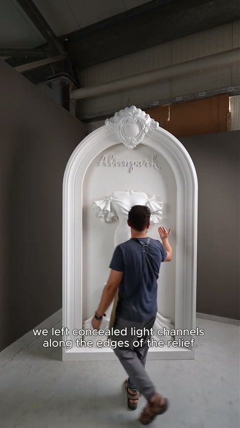 Specialistul arată conturul interior pregătit pentru lumina ascunsă.