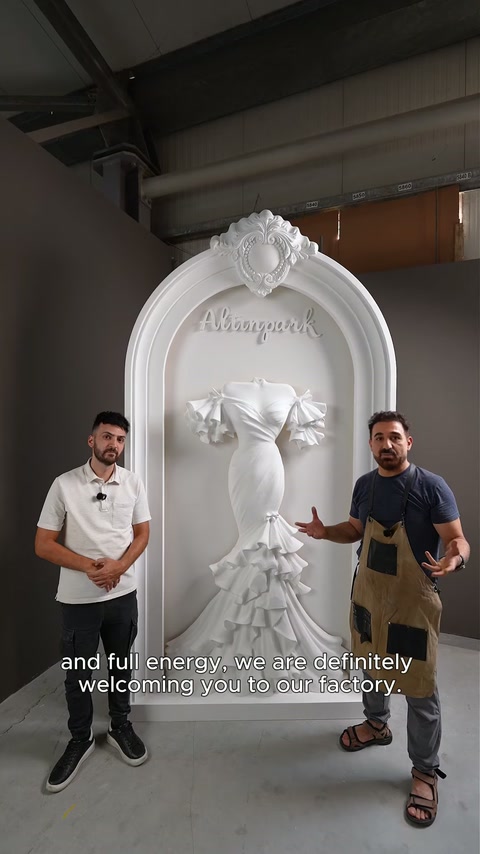 Doi specialiști prezintă lucrarea decorativă finalizată în spațiul atelierului.