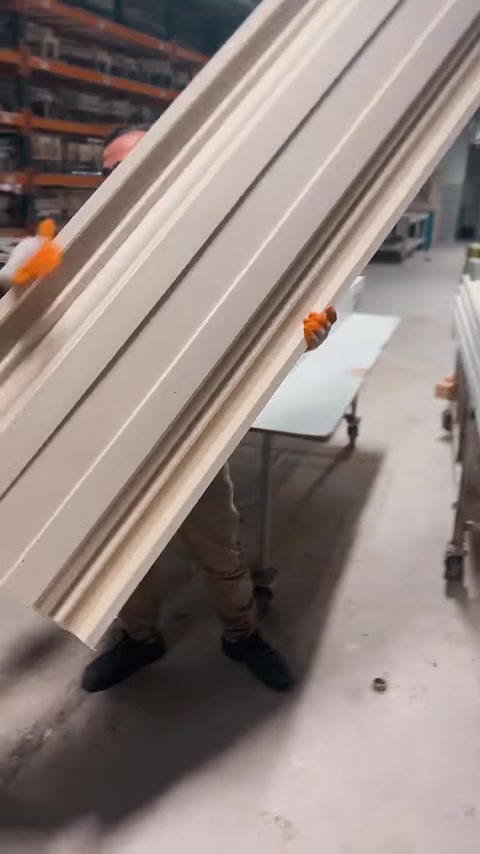 Profile decorative lungi din poliuretan, așezate pe masa de lucru.