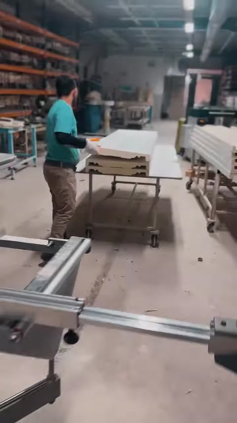 Atelierul de producție cu panouri decorative pregătite pentru prelucrare.