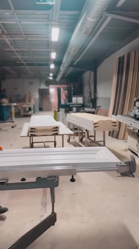 Profile și panouri decorative sunt organizate în atelierul de producție.