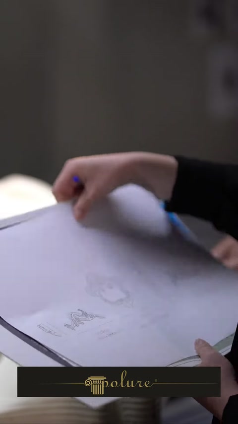 Contururile ornamentale sunt transferate manual pe planșa de proiectare.