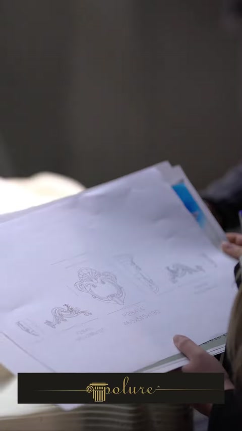 Detaliile decorative sunt schițate și ajustate pe desenul tehnic.