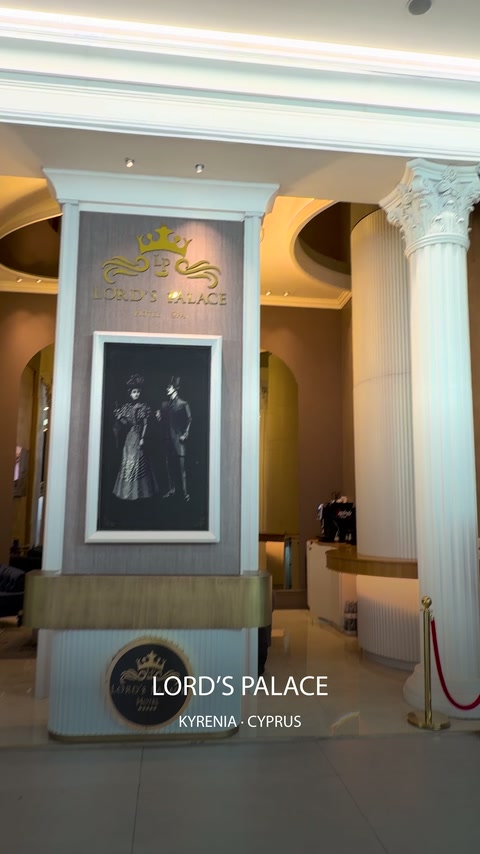 Vedere frontală asupra coloanelor decorative care încadrează recepția hotelului