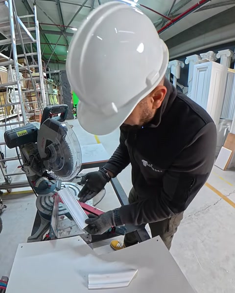 Tăiere la 45 de grade a profilului decorativ cu ferăstrău electric