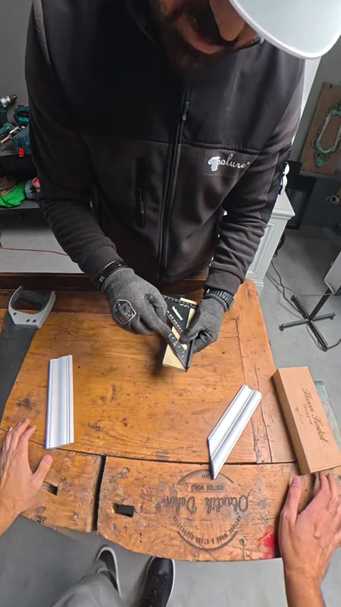 Unghiul profilului este măsurat cu un instrument reglabil.