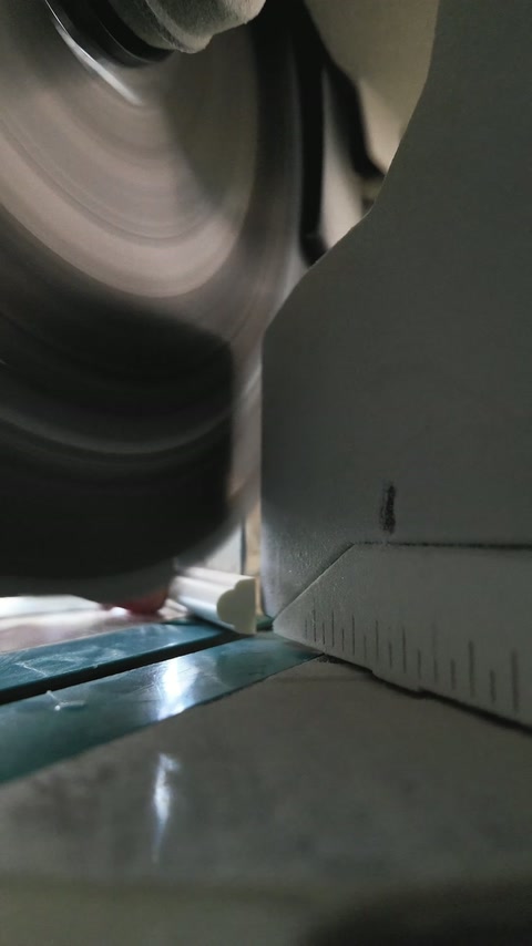 Tăierea precisă a profilului este urmărită lângă scala utilajului