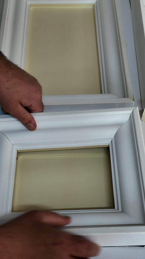 Probarea ramei decorative peste zona dreptunghiulară a panoului