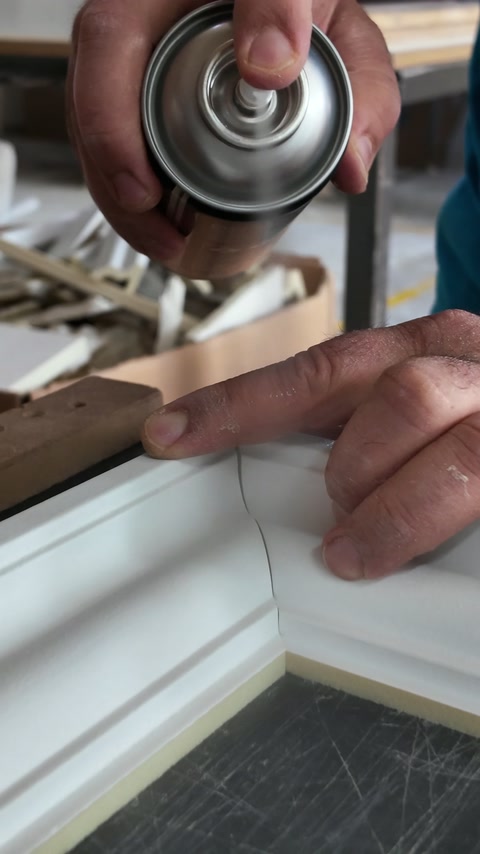 Pulverizarea materialului pe îmbinarea marcată a profilului decorativ