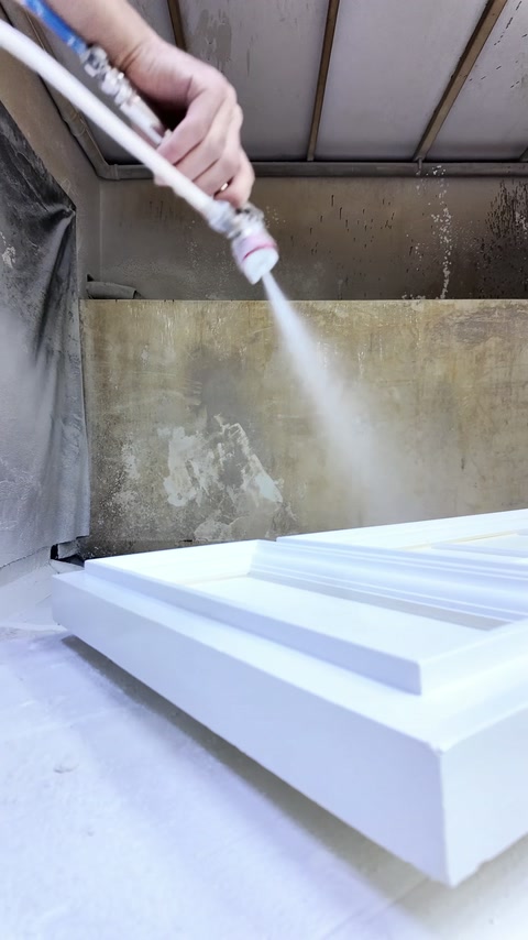 Aplicarea vopselei peste profilele în relief ale panoului