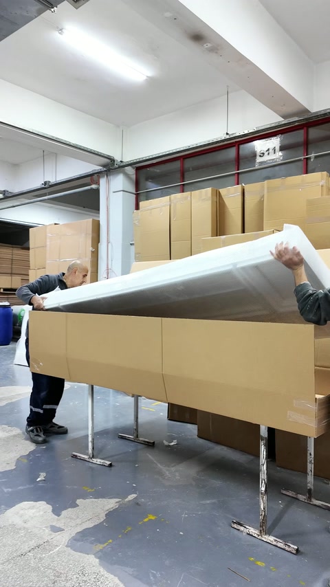 Introducerea panoului ambalat într-o cutie mare din carton