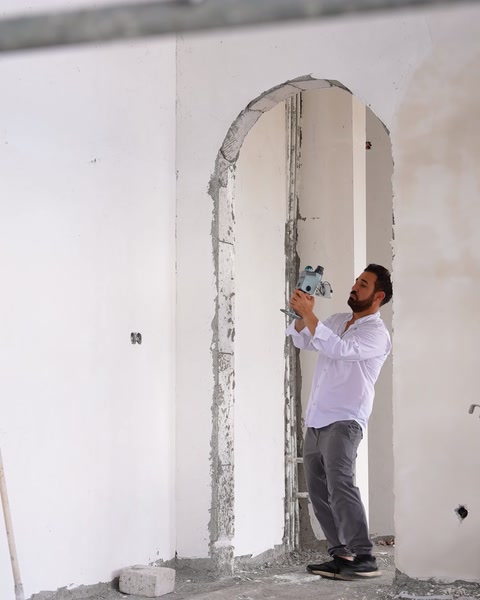 Montarea unui arc decorativ în jurul unei deschideri interioare