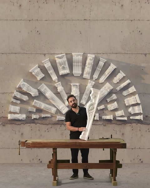 Colecție de profile decorative expuse pe un perete de atelier