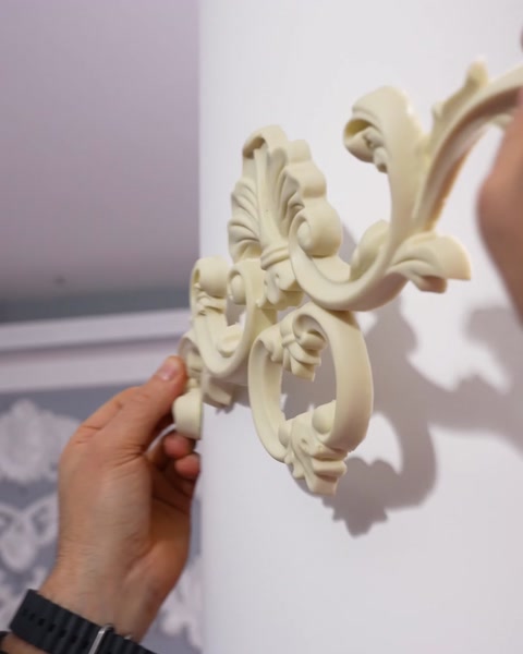 Detaliu al unui ornament floral aplicat pe perete