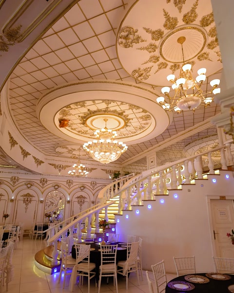 Interior monumental cu tavan ornamentat și corpuri de iluminat