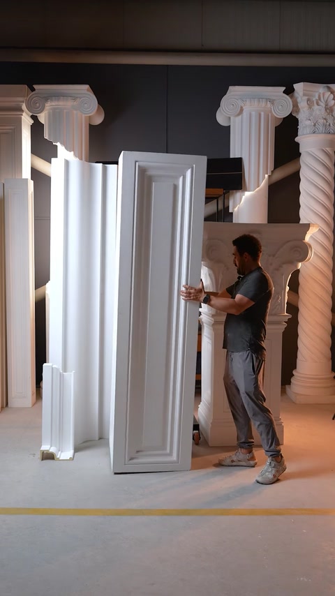 Muncitor ține un profil decorativ ancadrament de mari dimensiuni