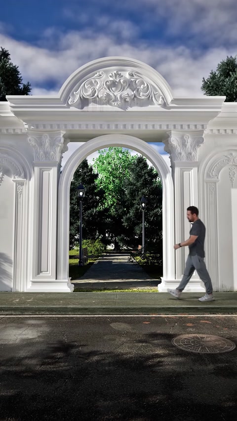 Portal finisat cu coloane, capiteluri și coronament într-un parc