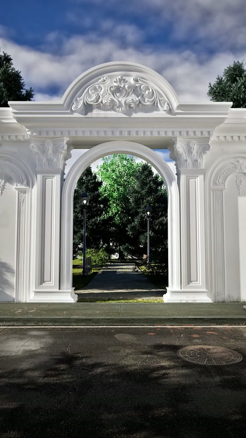 Portalul final include arcadă, coloane, cornișă și medalion vegetal superior