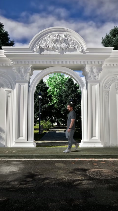Un bărbat traversează arcada decorativă montată la intrarea din parc