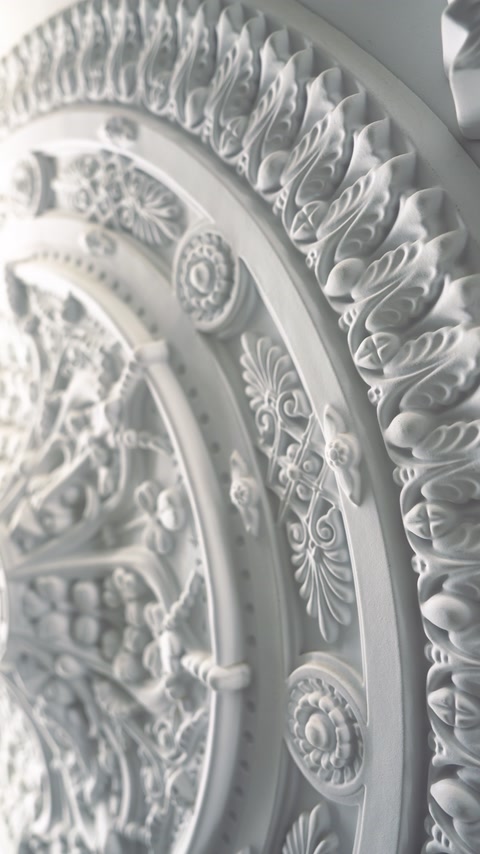 Detaliu de rozetă cu relief adânc și model floral circular