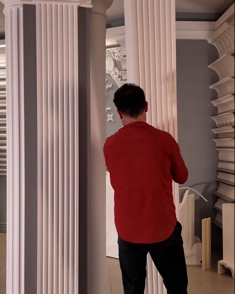 Prezentator din spate lângă panoul showroom cu coloane