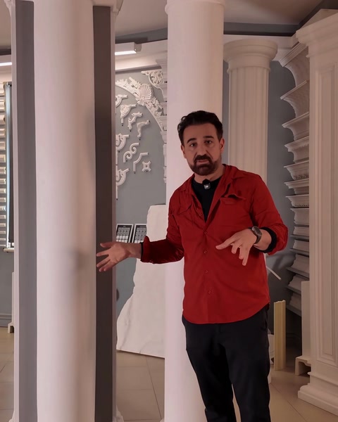 Coloană rotundă simplă finalizată, prezentator gesticulează explicativ