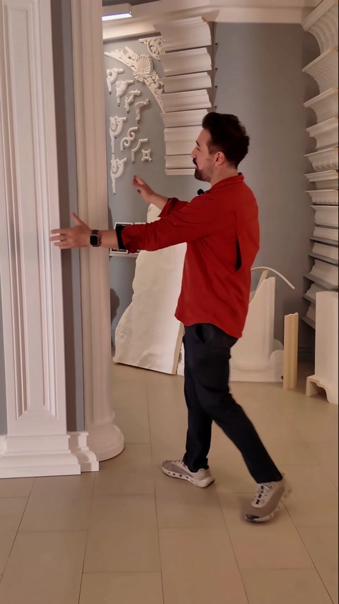 Prezentatorul indică pilastrul canelat montat pe panoul de showroom.