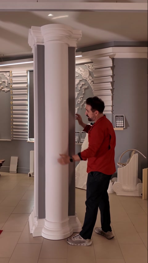 Prezentatorul atinge suprafața fusului neted montat pe panou.