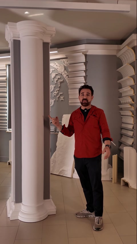 Prezentatorul explică diferențele dintre fusurile decorative expuse vertical.