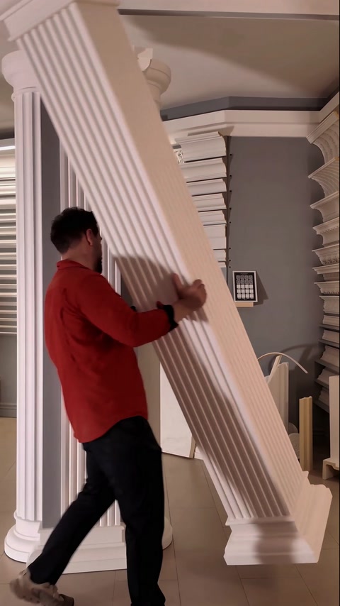 O jumătate canelată este ridicată pentru demonstrarea construcției coloanei.