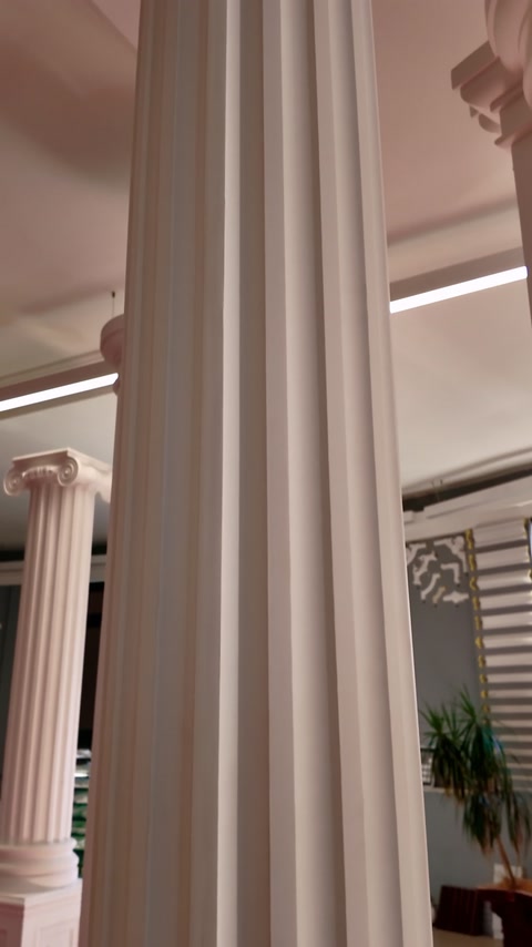 Prim-planul evidențiază canelurile adânci ale fusului rotund decorativ.