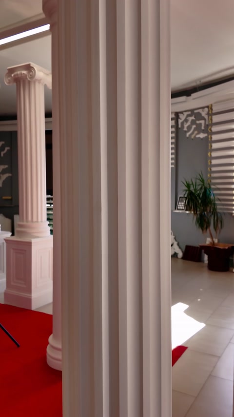 Coloane canelate și netede sunt expuse împreună în showroom.