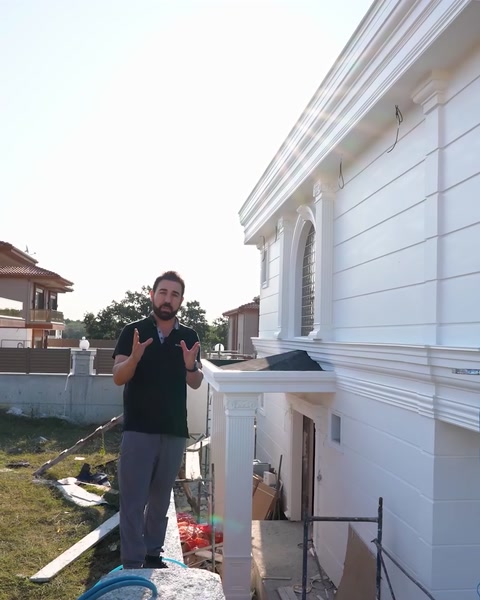 Reprezentant Polure prezintă fațada finalizată a vilei din Çerkezköy
