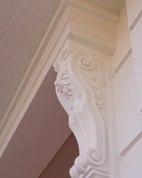 Consolă decorativă sculptată susținând profilul de cornișă
