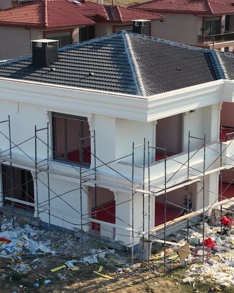 Vilă cu schelă montată pe toate laturile, lucrări în desfășurare