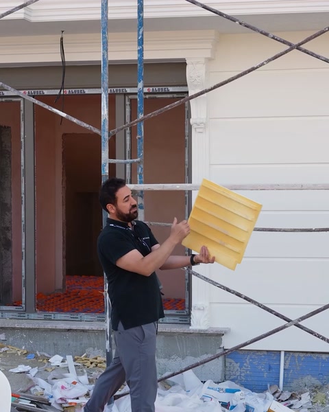 Bărbat ține un profil flexibil galben din poliuretan pentru arcade