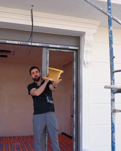 Bărbat ține un profil alb pentru ancadrament lângă o fereastră