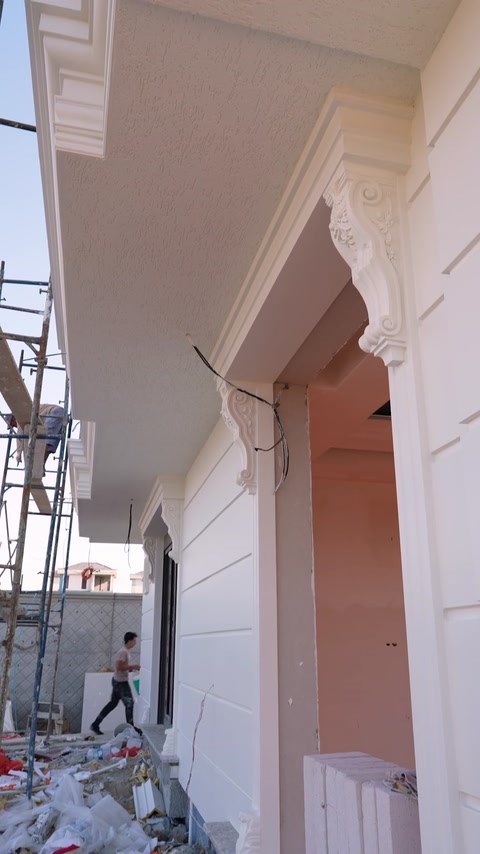 Arcadă exterioară finisată cu console ornamentale și profile curbate