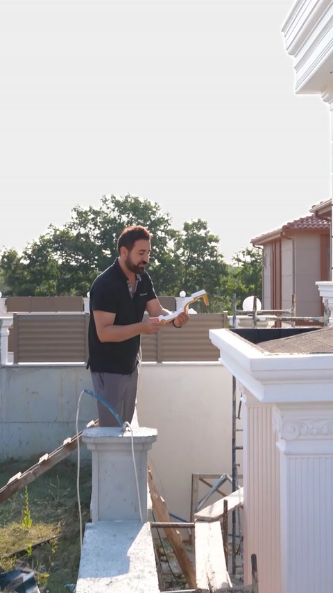 Fragment decorativ desprins în urma testului efectuat pe parapet