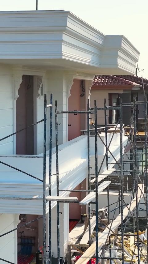 Portic exterior cu stâlpi ornamentali, cornișe și placări albe