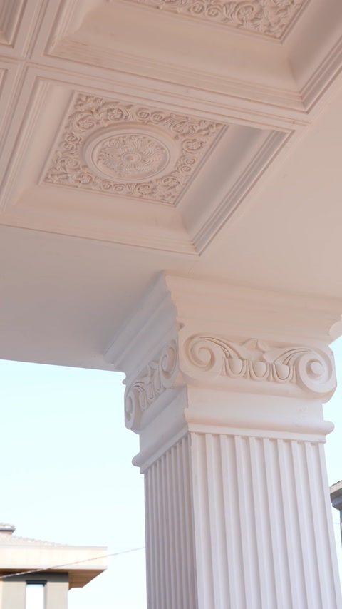 Capitel ornamental și rozete de plafon integrate în portic