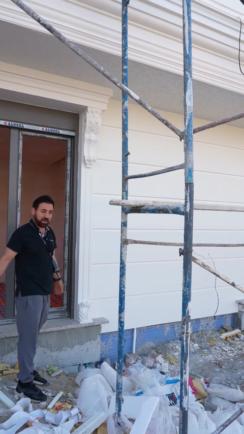 Ansamblu de ancadrament și placare verificat pe fațada în lucru