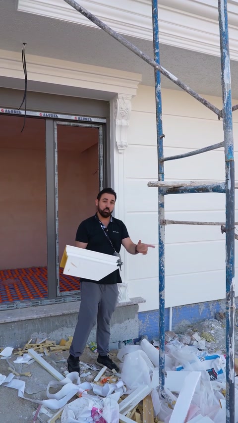 Mostră albă de profil decorativ comparată cu finisajul fațadei