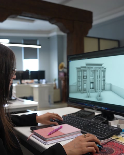 Vizualizare 3D a unei fațade cu coloane, urmărită la calculator