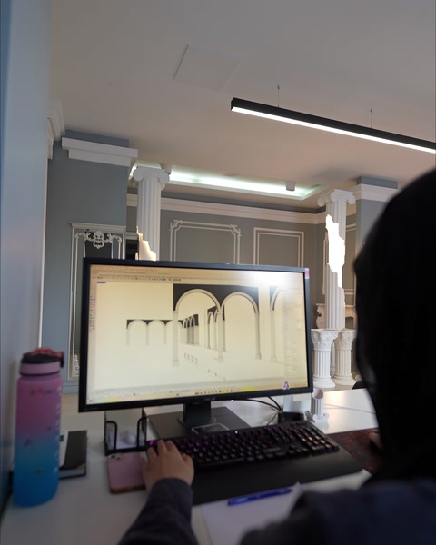 Perspectivă de interior cu arcade și coloane afișată pe monitor