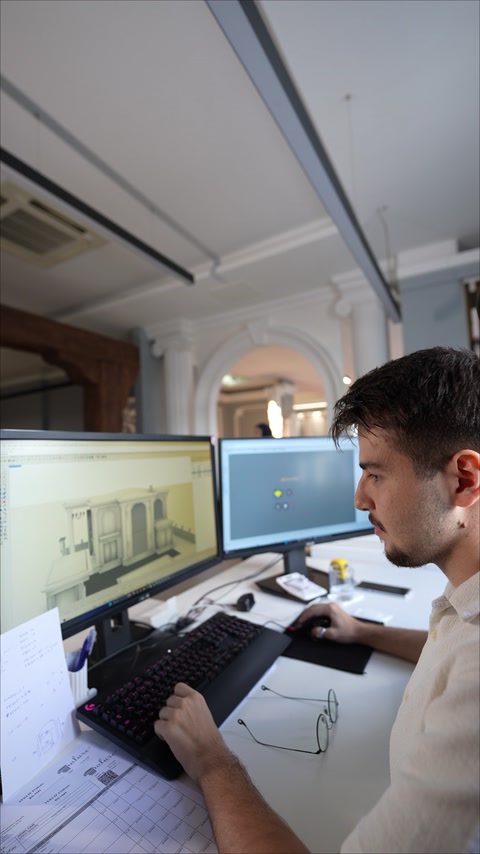Proiectarea unei fațade cu arcade și profile decorative pe ecran