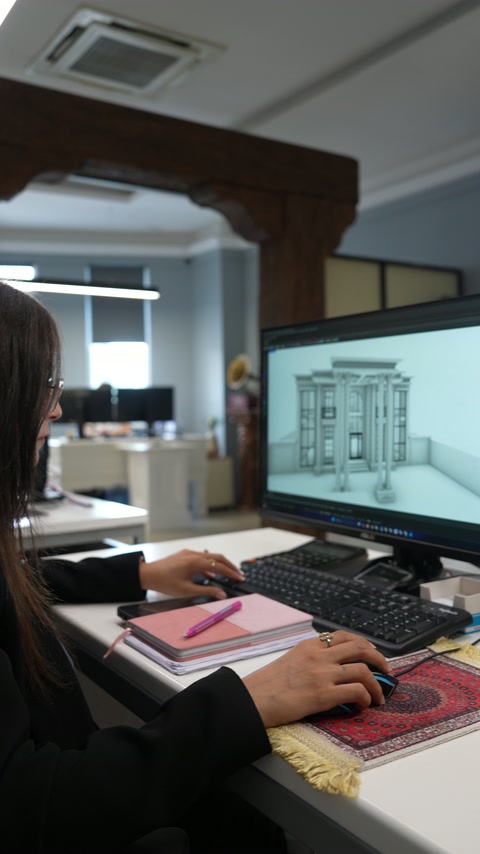 Planul tridimensional al unei clădiri ornamentate este revizuit la calculator